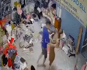 Em chủ Shop đang Livestream bán hàng trên tiktok thì bị khách đến lôi vô phòng rồi đè ra chịch | VIET69