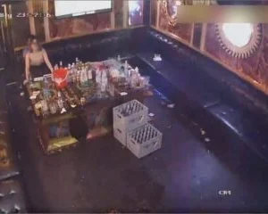 Hack camera nứng quá chơi luôn em tay vịn trong quán karaoke | VIET69