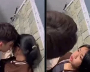 Quay lén hai em học sinh đụ nhau trong nhà vệ sinh | VIET69